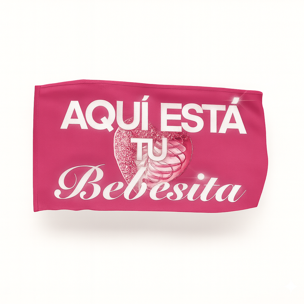 Bandera “Aquí está tu bebesita” pink | Fan Flag Oficial